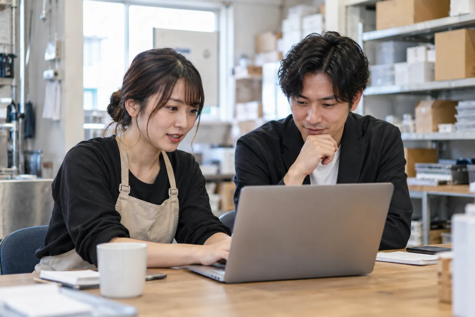 中小企業の現場でAIの導入に伴走する場面のイメージ