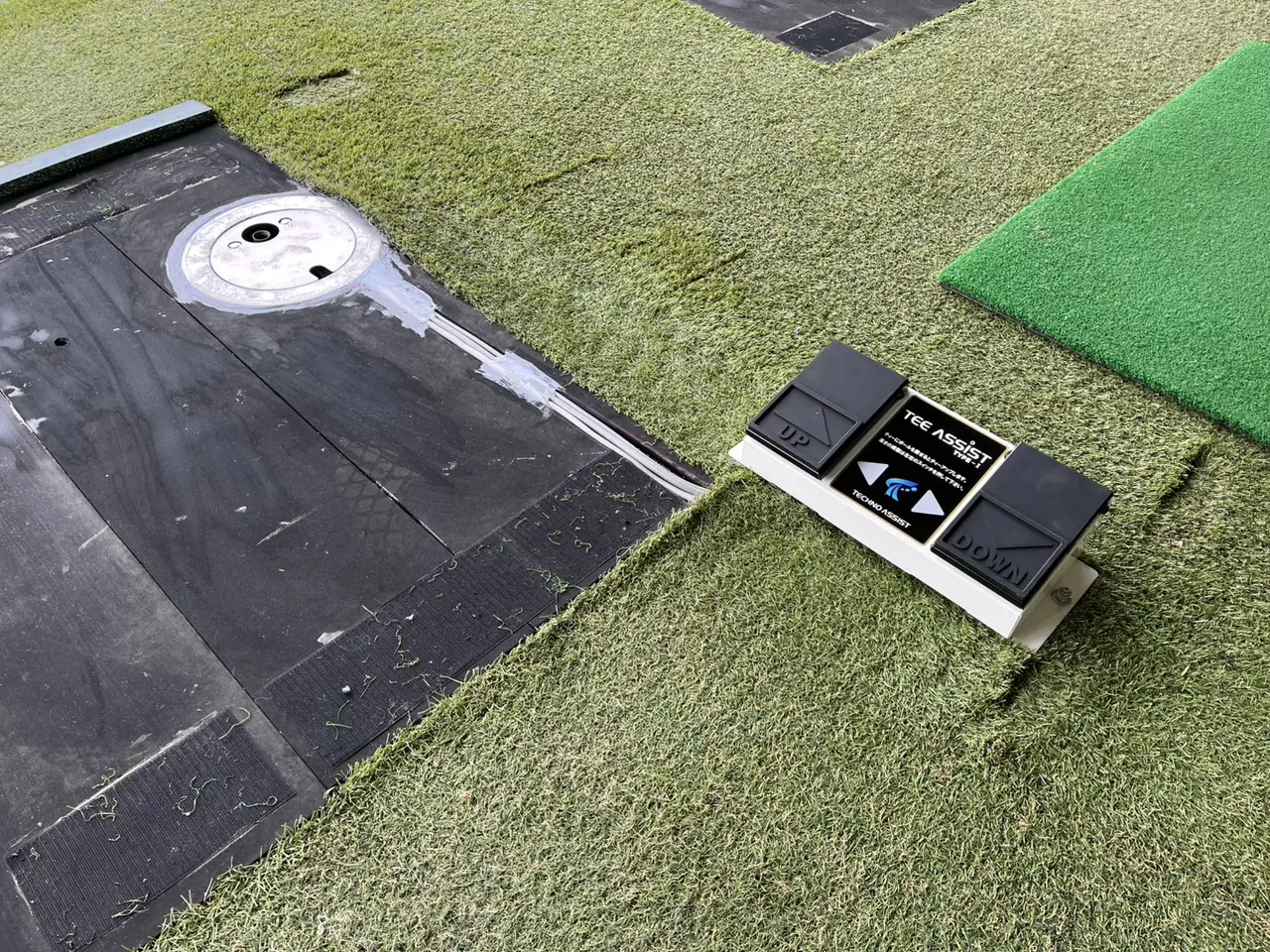 PALM SPRINGS Family restaurant ＆ Golf range ティーアップ機（施工後）
